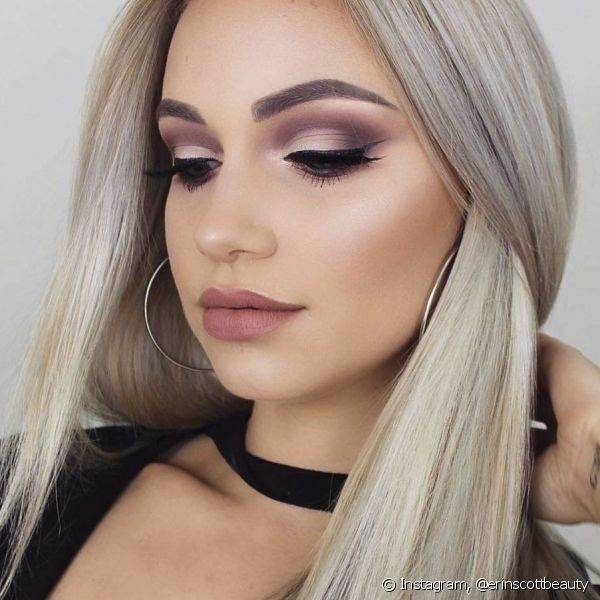 O cut crease ajuda a destacar os olhos com mais glamour na maquiagem (Foto: Instagram @erinscottbeauty)